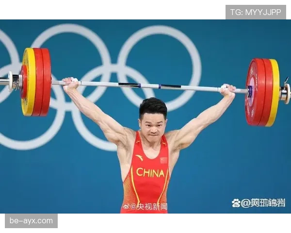 石智勇领奖台像电影海报，私下朋友圈却是拖鞋和外卖袋，这反差笑出声